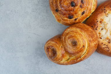 Kara tahtada tatlı lezzetli hamur işleri. Yüksek kalite fotoğraf