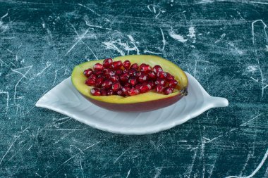 Mango meyvesinin içinde taze nar tohumları. Yüksek kalite fotoğraf