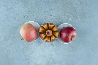 Beyaz seramik bardakların içinde kırmızı elmalar. Yüksek kalite fotoğraf