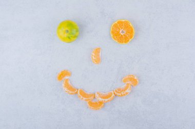 Beyaz arka planda dilimleri olan bir mandalina. Yüksek kalite fotoğraf