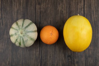 Ahşap masada renkli balkabakları olan sağlıklı bir portakal meyvesi. Yüksek kalite fotoğraf