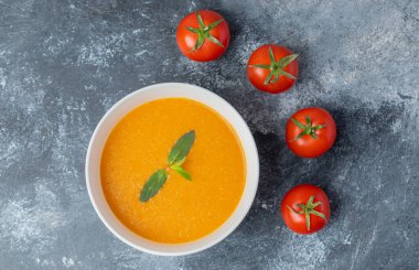 Taze domatesli lezzetli renkli kremalı domates çorbası. Yüksek kalite fotoğraf