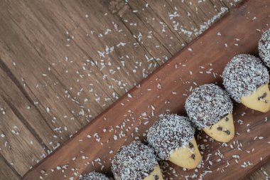 Çikolata kremalı ve hindistan cevizi tozlu ev yapımı kirpi kurabiyeleri. Yüksek kalite fotoğraf