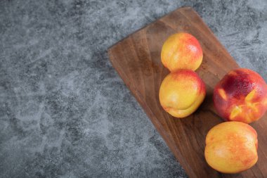 Kırsal tahta üzerinde sarı kırmızı şeftali. Yüksek kalite fotoğraf