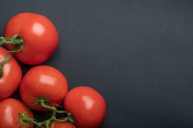 Koyu arkaplanda olgun kırmızı domatesler. Yüksek kalite fotoğraf