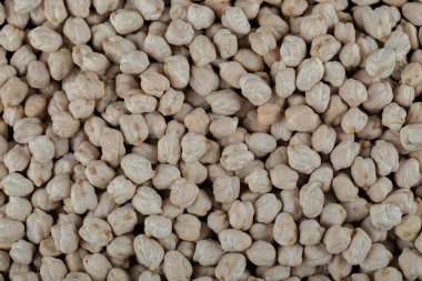 Beyaz arka planda hazırlıksız bezelyeler. Yüksek kalite fotoğraf