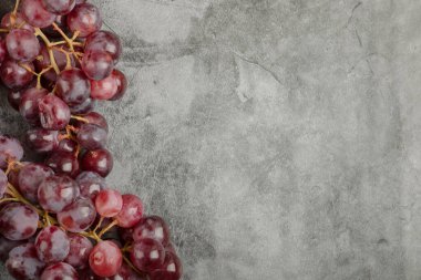 Mermer yüzeyde kırmızı olgun üzüm kümesi. Yüksek kalite fotoğraf
