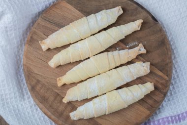 Ahşap bir tahtanın tepesinde şeker tozu olan beyaz mutaki kurabiyeler. Yüksek kalite fotoğraf