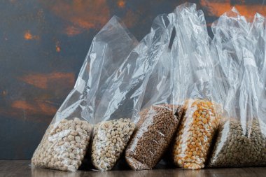 Gri arka planda farklı türde çiğ fasulye. Yüksek kalite fotoğraf