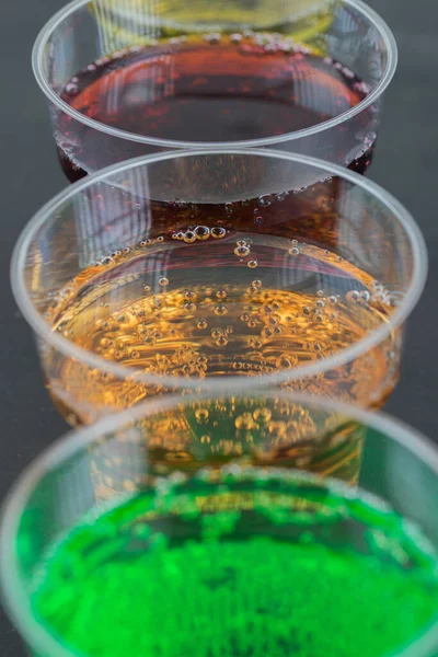 Bebida Colorida Copos Plástico Fundo Preto Foto Alta Qualidade — Fotografia de Stock