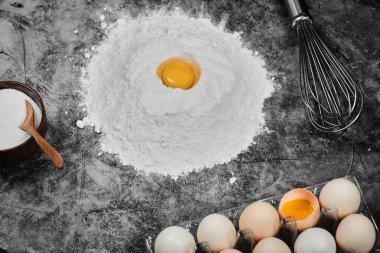 Un üzerine yumurta sarısı, yumurta, bir kase un ve taş masadaki bıyık. Yüksek kalite fotoğraf