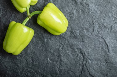 Koyu bir arka planda taze yeşil dolmalık biber. Yüksek kalite fotoğraf