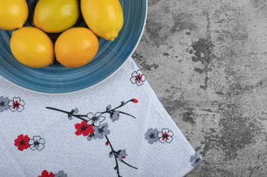 Beyaz masa örtüsü üzerinde mavi sulu limon tabağı. Yüksek kalite fotoğraf