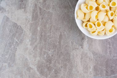 Beyaz seramik tabakta baharatlı haşlanmış makarna. Yüksek kalite fotoğraf