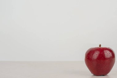 Beyaz arka planda kırmızı, taze bir elma. Yüksek kalite fotoğraf