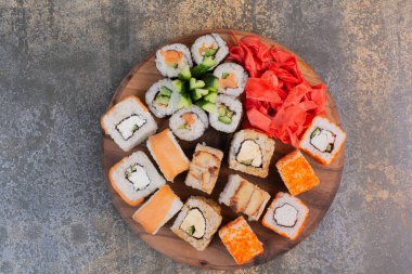 Tahta tabakta lezzetli farklı suşi seti.
