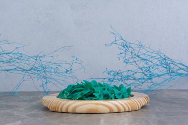 Yuvarlak ahşap tabakta mavi makarnalar. Yüksek kalite fotoğraf