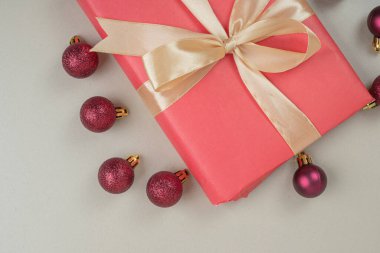 Beyaz arka planda kırmızı topları olan Noel hediyesi kutusu. Yüksek kalite fotoğraf