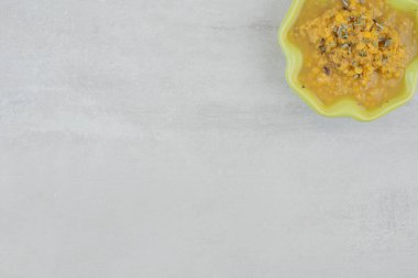 Beyaz yüzeyde seramik çorba kasesi. Yüksek kalite fotoğraf