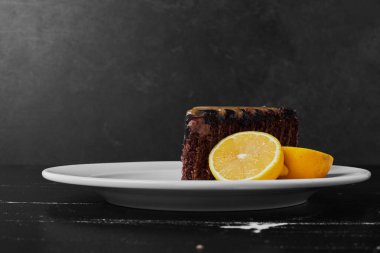  Masa arkasında lezzetli çikolatalı pasta