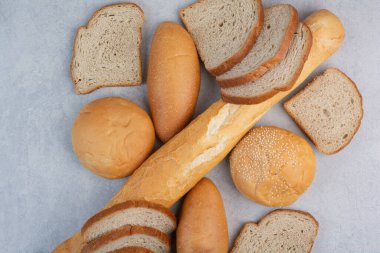 Taş zeminde taze ekmek çeşitliliği. Yüksek kalite fotoğraf