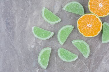 Mermer zemin üzerinde tatlı marmelatlı taze portakal dilimleri. Yüksek kalite fotoğraf