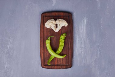 Yeşil biberli bir parça karnabahar. Yüksek kalite fotoğraf