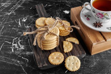 Çıtır kurabiyeli bir fincan çay. Yüksek kalite fotoğraf