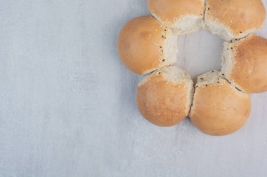 Mermer zemin üzerinde yuvarlak beyaz ekmek. Yüksek kalite fotoğraf