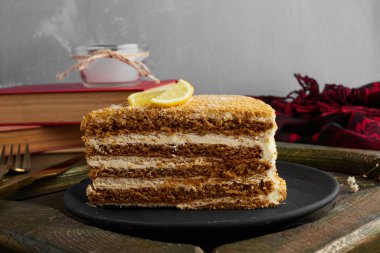 Limonlu bir dilim ballı kek. Yüksek kalite fotoğraf