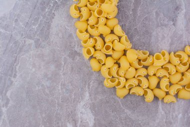 Ev yapımı pastalar gri mermer arka planda izole edilmiş. Yüksek kalite fotoğraf