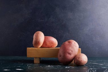 Tahtada patates var. Yüksek kalite fotoğraf