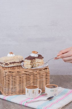 El beyaz arka planda bir parça kek alıyor. Yüksek kalite fotoğraf