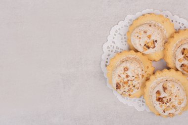 Beyaz arka planda yulaflı kuru üzümlü kurabiye. Yüksek kalite fotoğraf