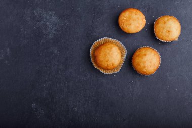 Mavi arka planda vanilyalı kekler, üst manzara. Yüksek kalite fotoğraf