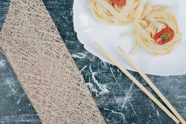 Gekookte Tagliatelle Pasta Witte Plaat Met Eetstokjes Tomatenschijfjes Hoge Kwaliteit — Stockfoto