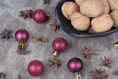 Bir kase karanfilli ceviz ve Noel topları. Yüksek kalite fotoğraf