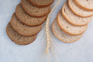 Taştan arka planda buğdaylı iki çeşit ekmek dilimi. Yüksek kalite fotoğraf