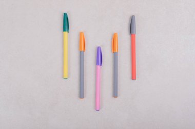 Beyaz arkaplanda renkli işaret kalemleri