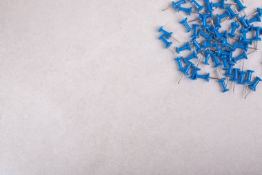 Beyaz arka planda mavi raptiyeler. Yüksek kalite fotoğraf