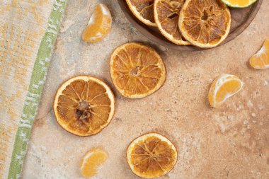 Mermer zemin üzerinde kurutulmuş portakal ve mandalina dilimleri. Yüksek kalite fotoğraf