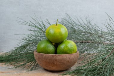 Bir kase taze mandallı mermer masa. Yüksek kalite fotoğraf