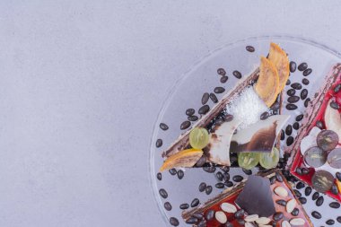 Çikolatalı, karamelli, fındıklı ve meyveli kek dilimleri. Yüksek kalite fotoğraf