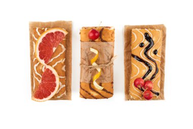 Beyaz arka planda tahta bir tahtanın üzerinde meyveli çörekler. Yüksek kalite fotoğraf