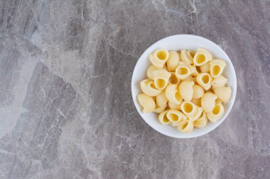 Beyaz tabakta baharatlı makarna. Yüksek kalite fotoğraf
