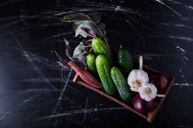 Siyah arka planda sebze karışımı. Yüksek kalite fotoğraf