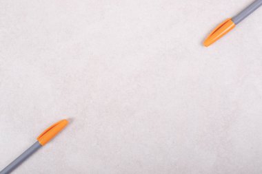 Beyaz arkaplanda renkli işaret kalemleri