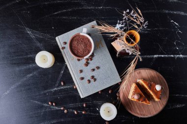 Karamelli kekle bir fincan kahve. Yüksek kalite fotoğraf