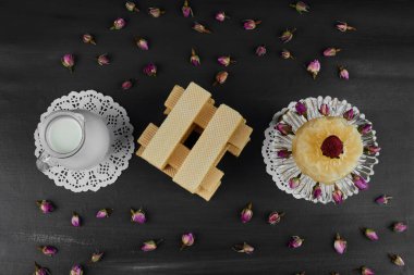 Kuru meyveli waffle ve bir kavanoz süt, üst manzara. Yüksek kalite fotoğraf