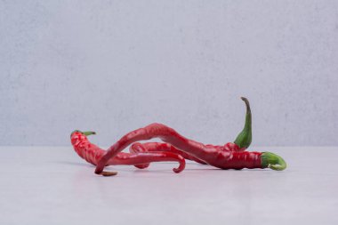 Beyaz yüzeyde kırmızı biber. Yüksek kalite fotoğraf